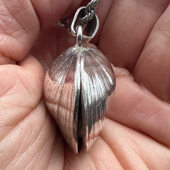 Mexican Sterling Silver Open Clam Shell Pendant - Picture 9 of 12